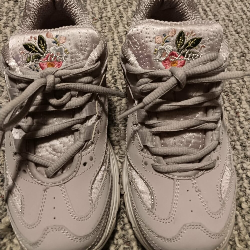 Skechers D'lites size  Lavender with flowers size 6